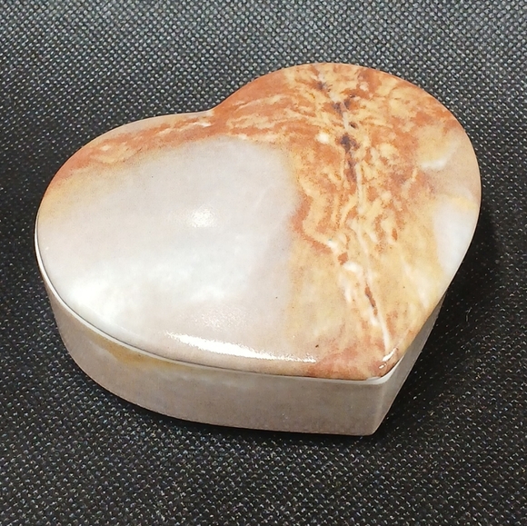 Toyo Heart Shaped Porcelain Trinket Box, 3.5" - Picture 2 of 5